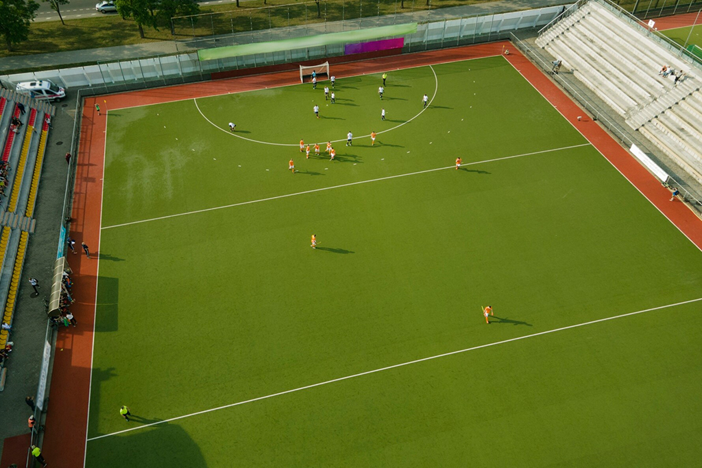 Spory o komfort życia: hałas na miejskich boiskach kontra cisza wiejskich przestrzeni