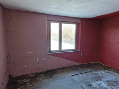 Ogrodzona działka z domem i garażem - Antoniew  -
Łódzkie Zdjęcie nr 8