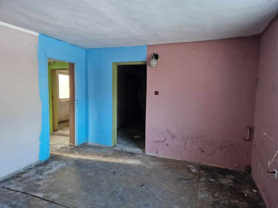 Ogrodzona działka z domem i garażem - Antoniew  -
Łódzkie Zdjęcie nr 9